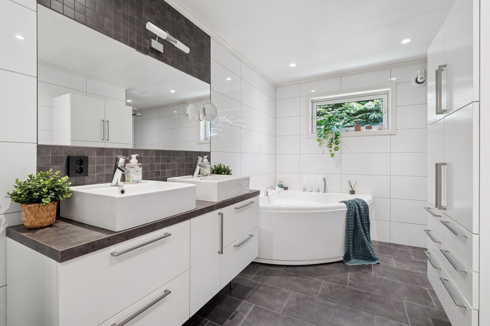 Flott baderom fra 2014 med dobbel servant, boblebad, toalett og dobbel dusj! Galleribilde