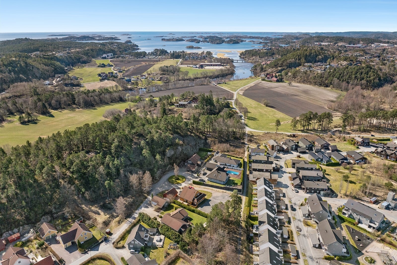 Beliggende meget sentralt i Søgne, med gangavstand til Tangvall Sentrum og Høllen. Tursti fra boligen til strandpromonaden mellom Åros og Høllen Galleribilde