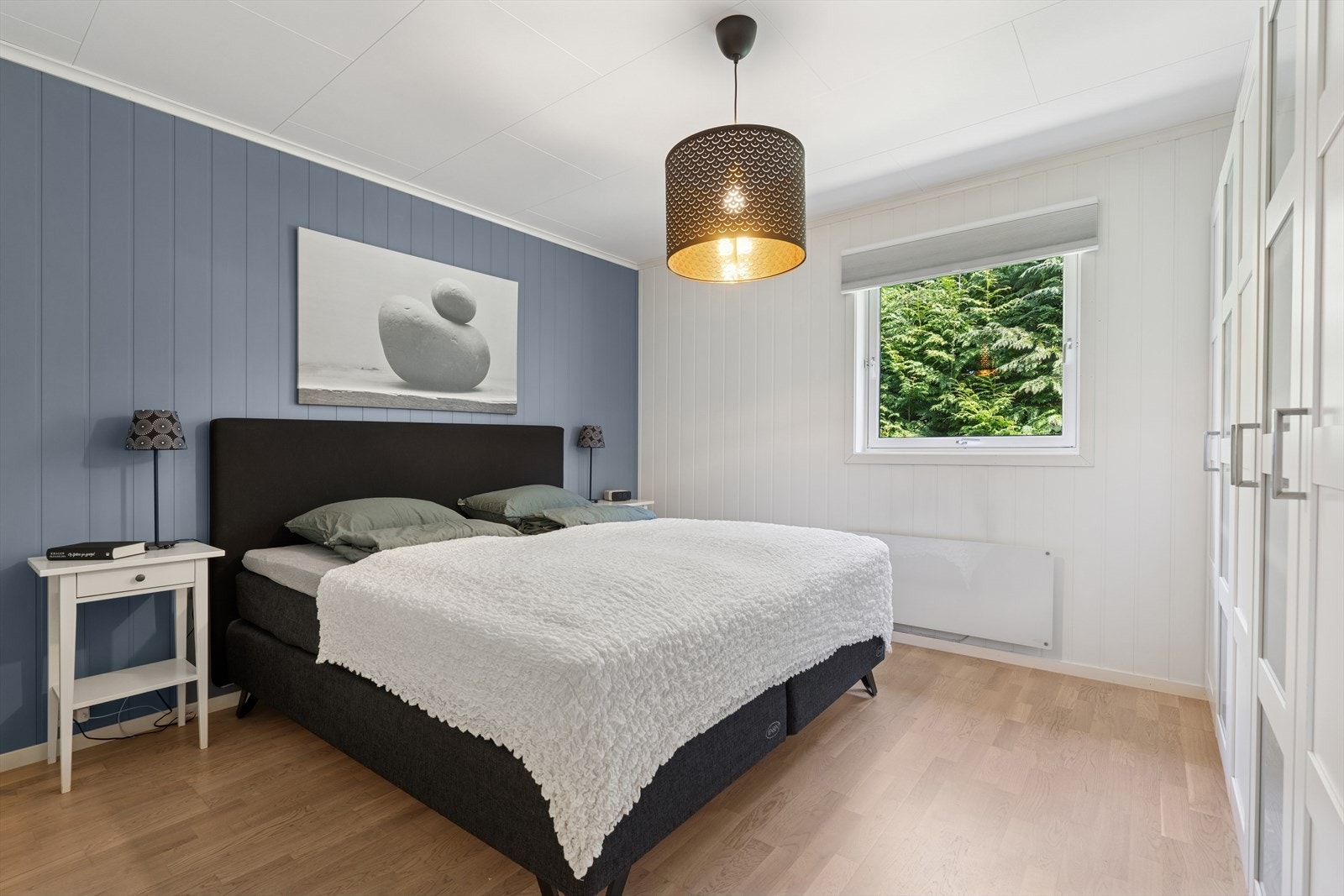 Hovedsoverom med god plass til både dobbeltseng og garderobeløsning Galleribilde
