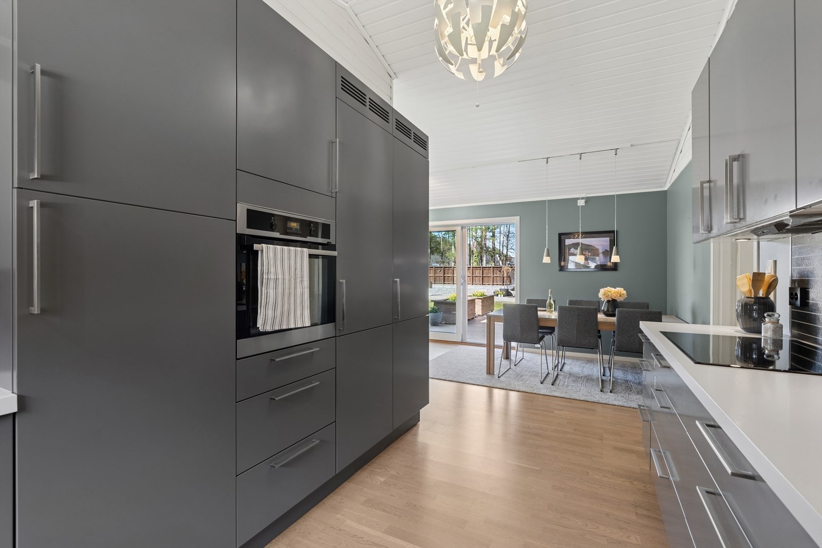 Meget pent kjøkken med sorte fronter, integrerte hvitevarer og rikelig med benk- og skapplass. Galleribilde