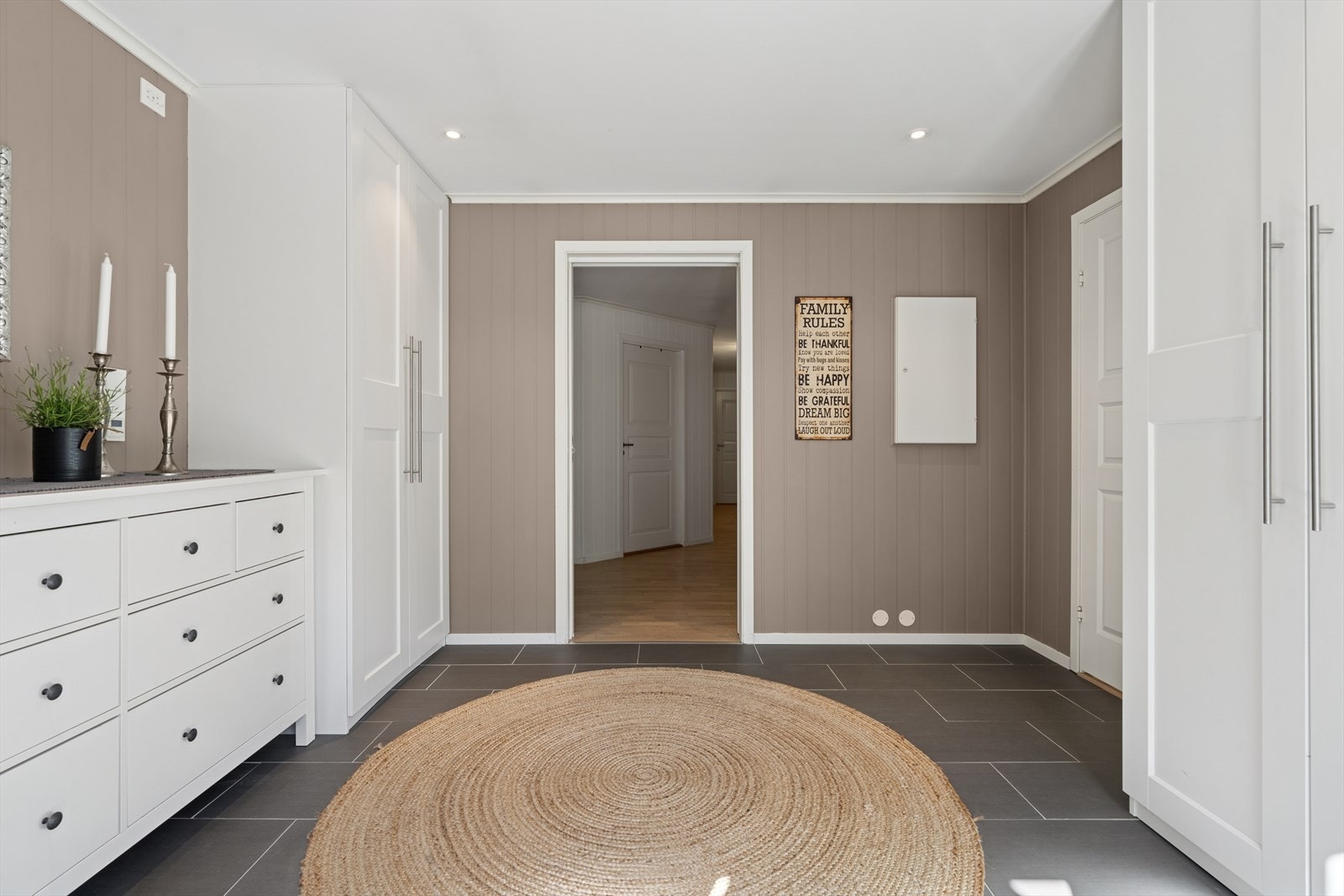 Velkommen inn! I entréen blir du møtt av en romlig gang med varmekabler i gulv og god plass til oppheng av yttertøy og sko Galleribilde
