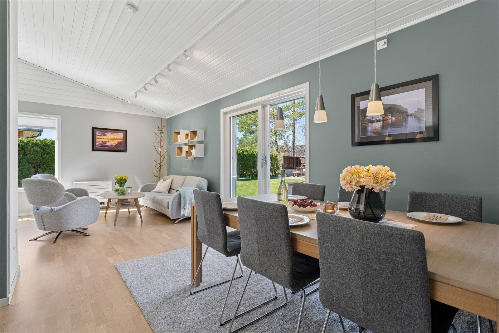 Luftig og lys stue med god plass til spisebord, sofagruppe, tv-stue og kjøkken! Fra stuen er det utgang til ett deilig uteområde Galleribilde