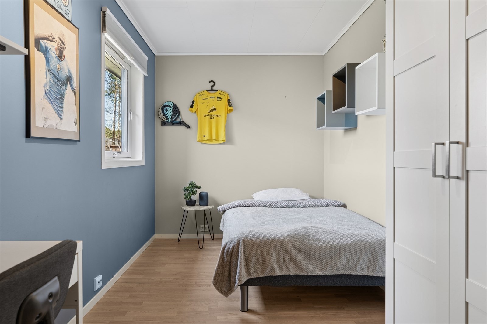 Soverom 4 med god plass til både seng, garderobe og arbeidspult. Rommet er godkjent i byggetegninger som kontor. Galleribilde