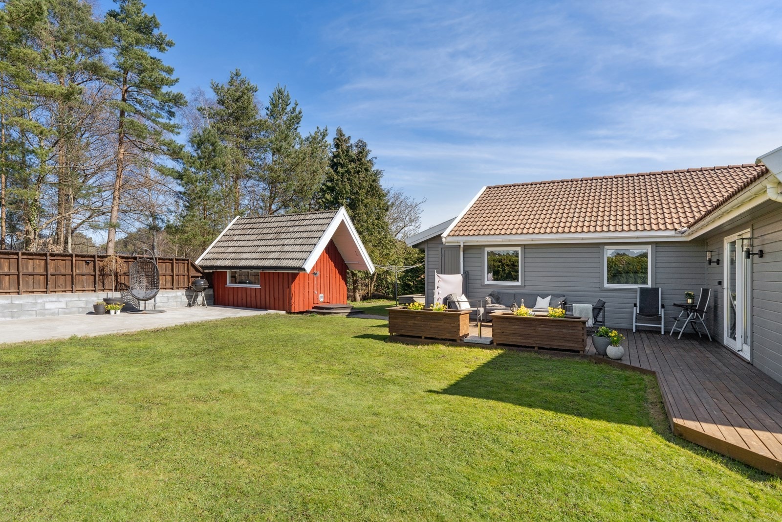 Fra stuen er det utgang til stor og solrikt uteområde bestående av terrasse, hage og utebod. Her kan du nyte solen fra morgen til kveld! Galleribilde