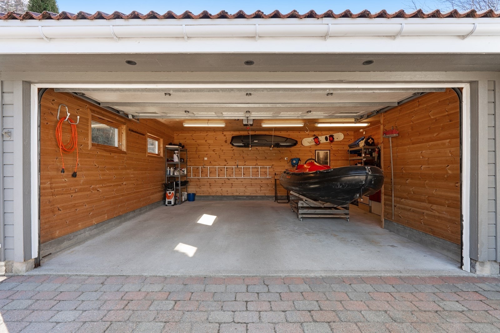 Dobbel garasje med god plass til to biler og oppbevaring Galleribilde