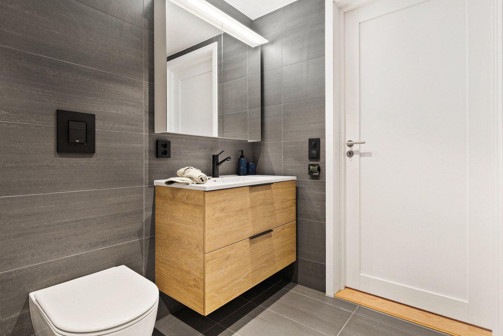 Inneholder servant med underskap, toalett, dusjhjørne og opplegg for vaskemaskin. Galleribilde