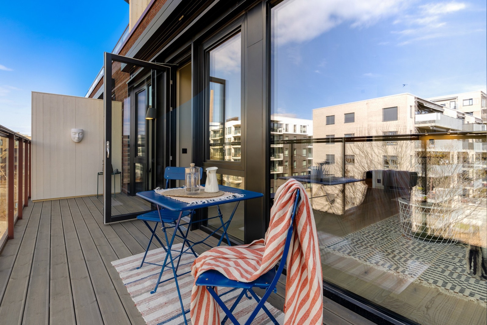 Balkong på hele 11 kvm. Heldekkende motoriserte markise. Galleribilde