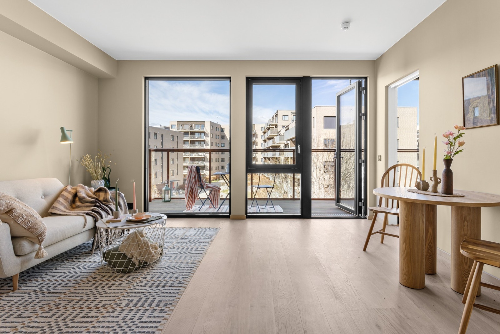 Luftig stue med godt lysinnslipp. Galleribilde