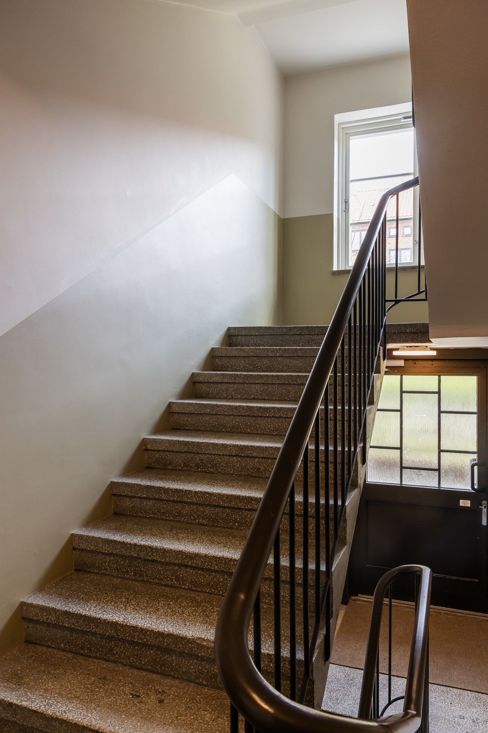 Trappeoppgangene i borettslaget pusses opp. Slik blir alle når de er ferdige. Galleribilde