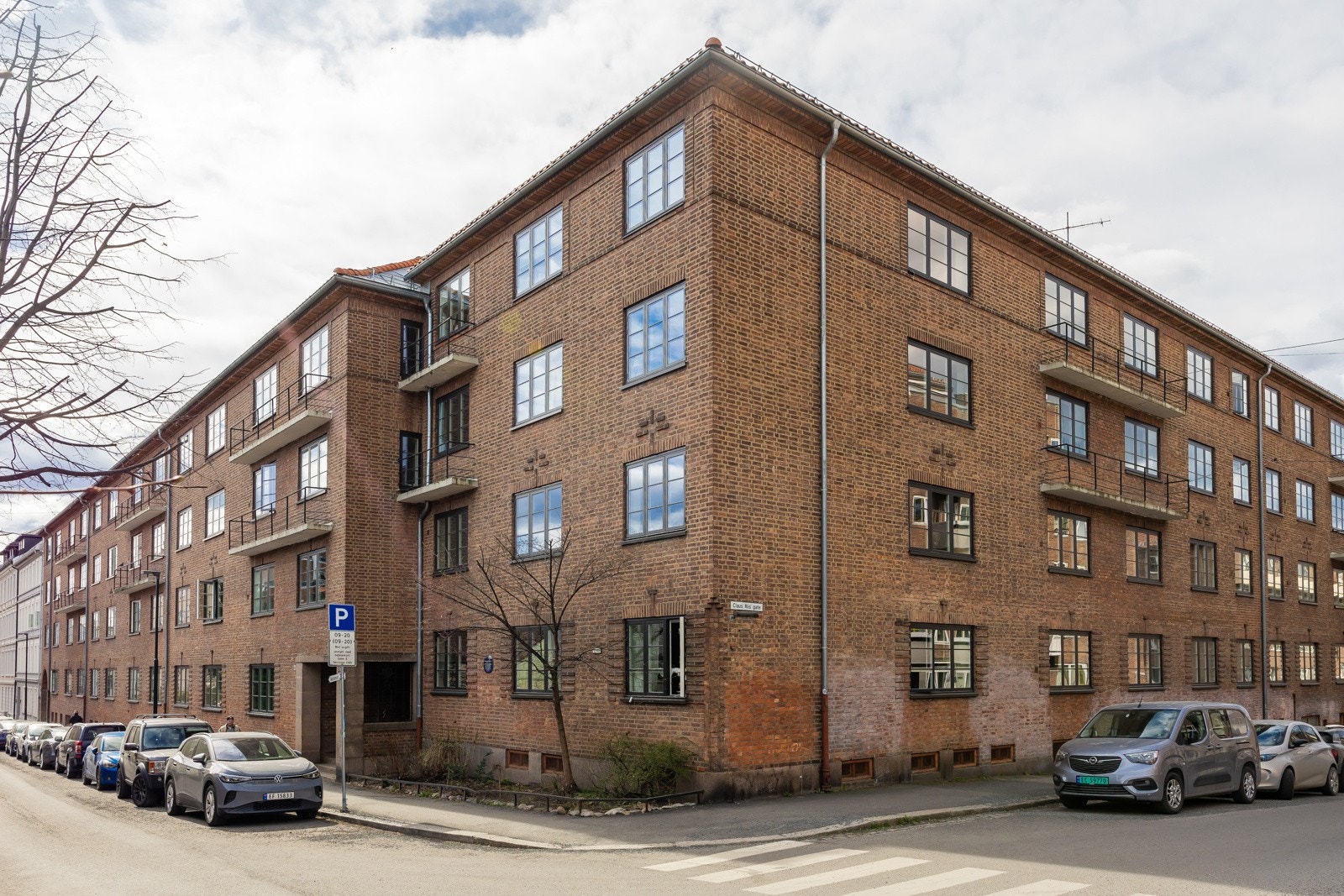 Fasade sett fra Maridalsveien. Man kommer inn i portrommet fra flere sider Galleribilde