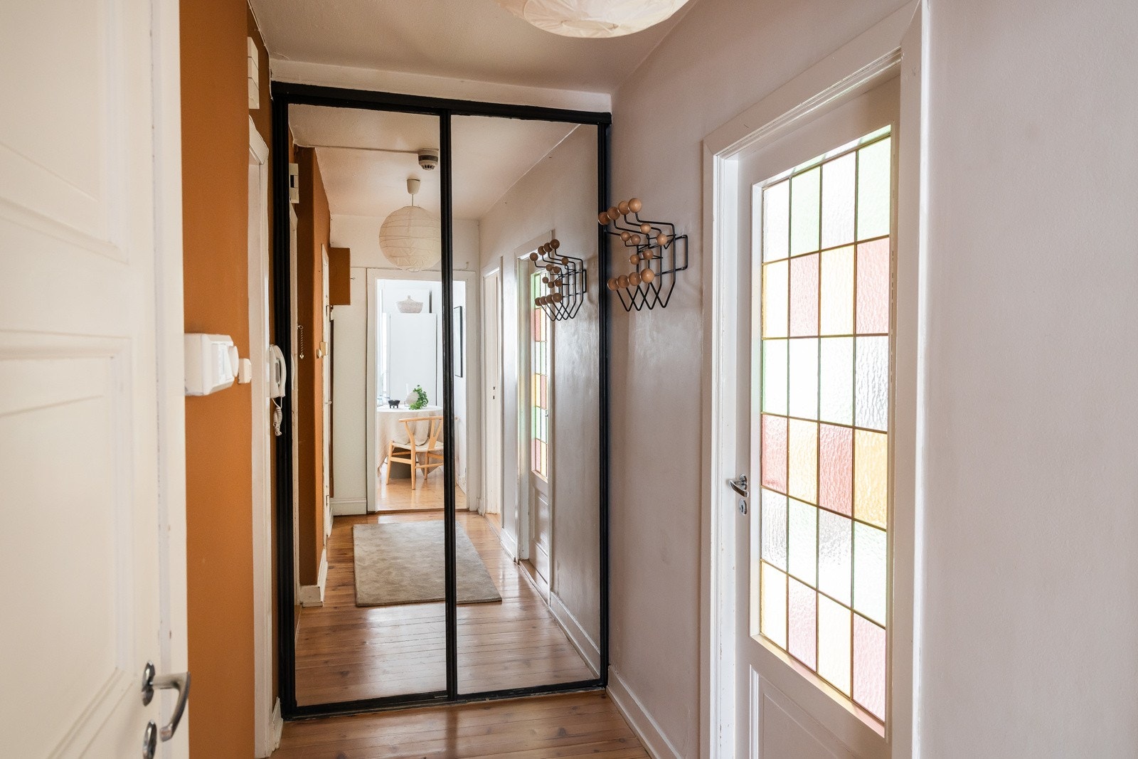 Dyp skyvedørsgarderobe i entreen. Galleribilde