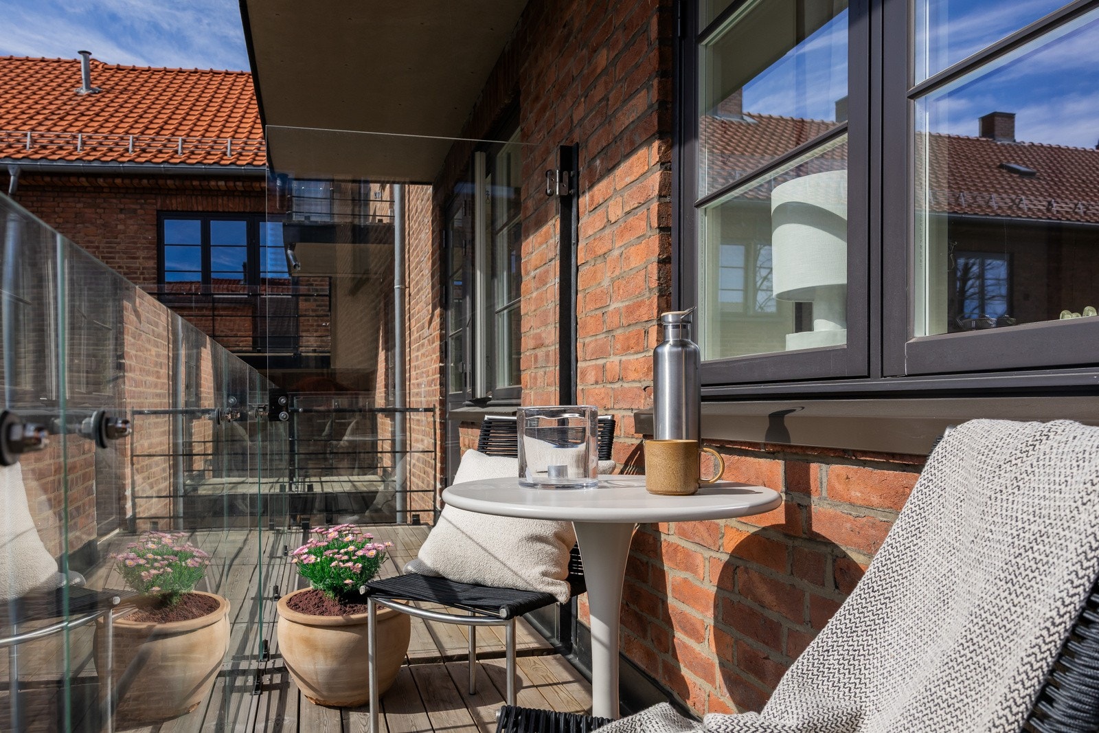 Flott sydvendt balkong med sol fra morgen til kveld Galleribilde