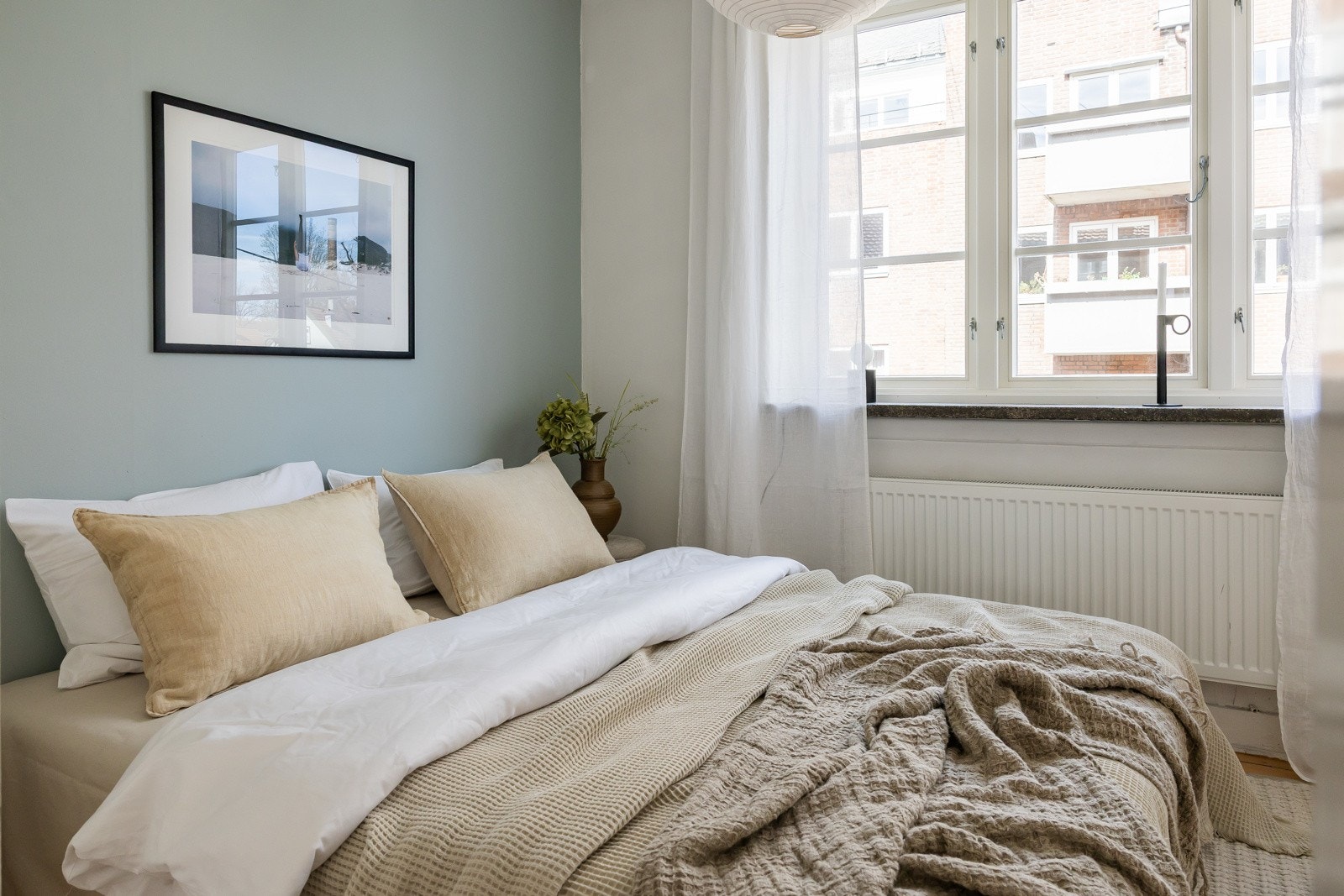 Lyst og hyggelig soverom ut mot rolig gate Galleribilde