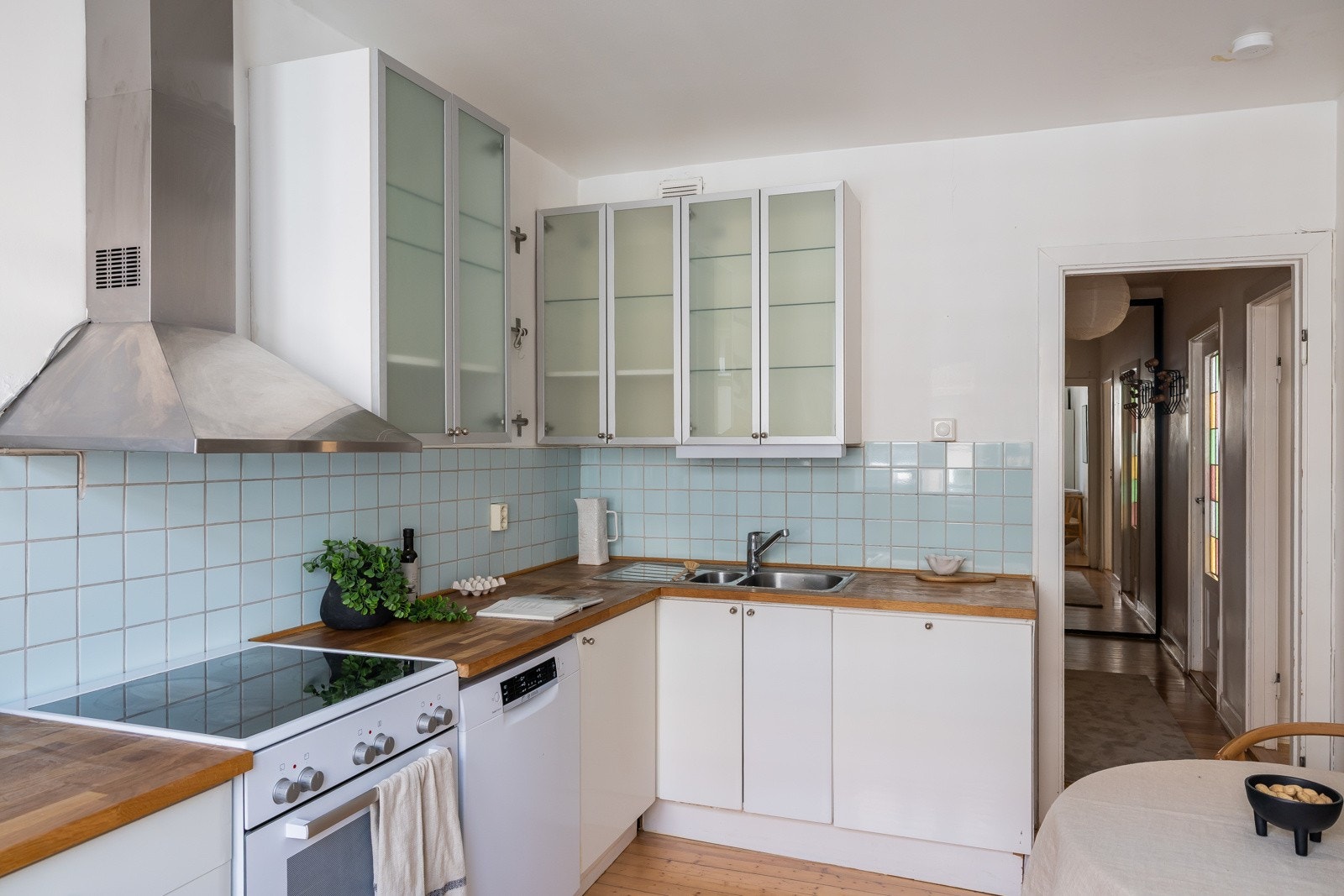 Kjøkkenet er lyst og hyggelig Galleribilde