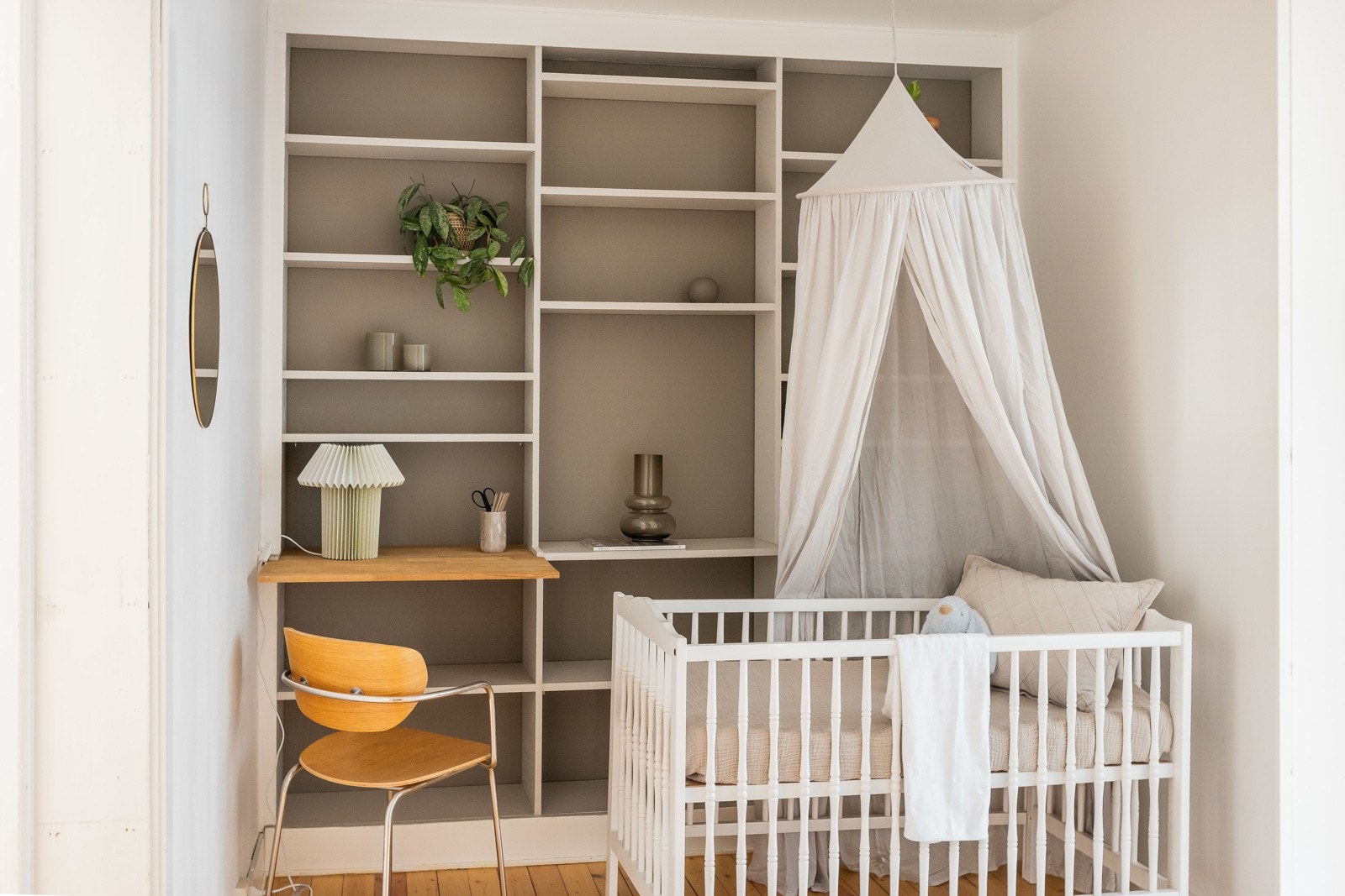 Bibliotek kombinert med babyerom Galleribilde