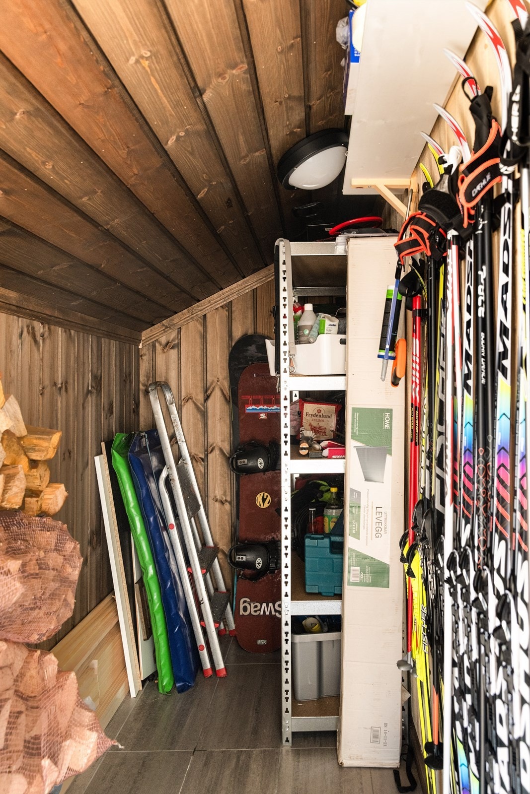 Praktisk utebod ved inngangen til hytta. Galleribilde