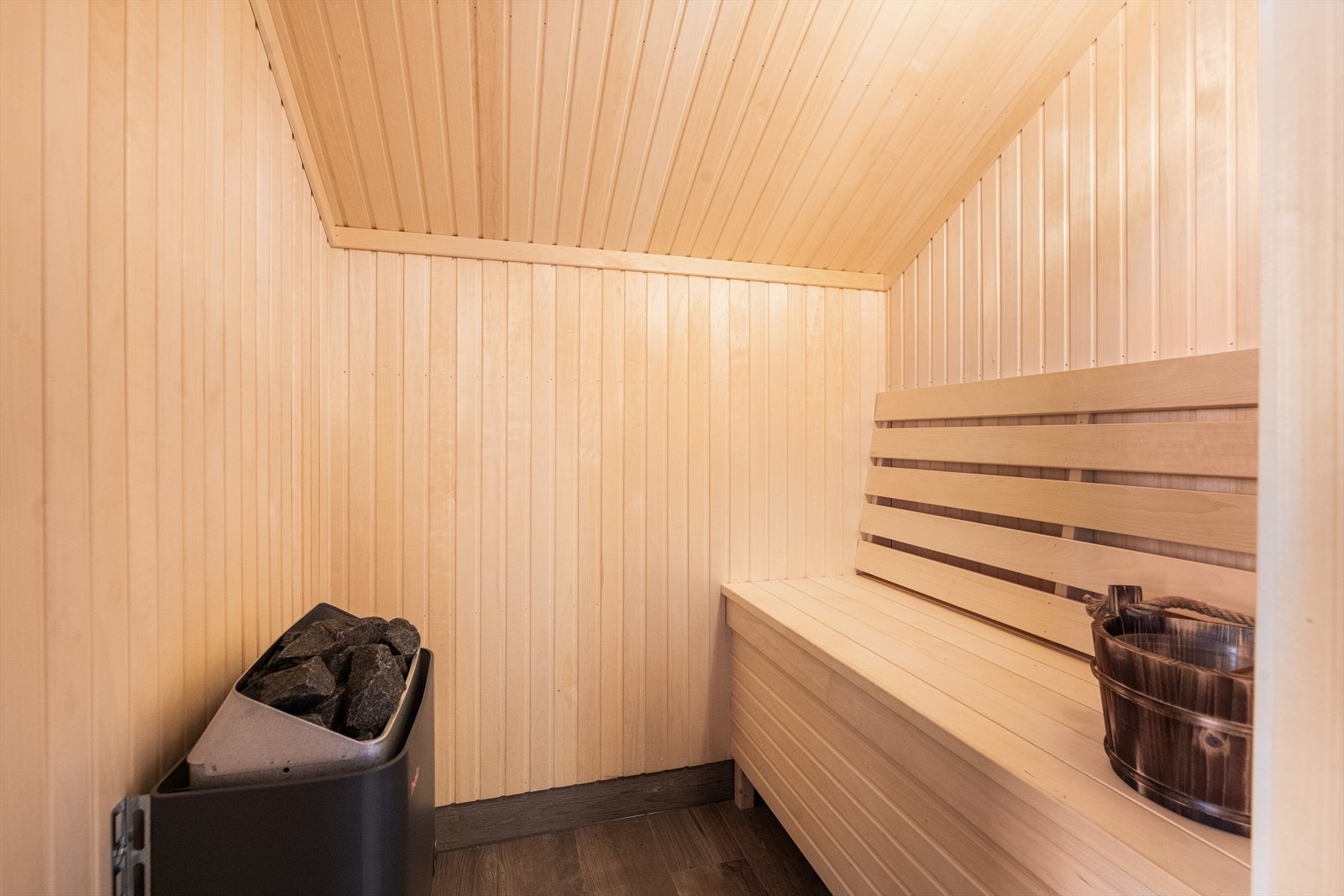 Deilig badstue med benk og ovn. Galleribilde