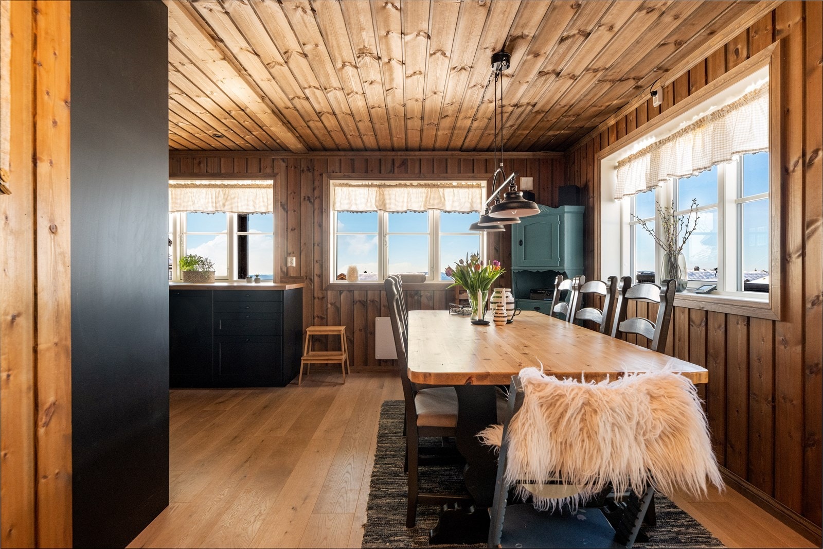 Vinduene slipper rikelig med naturlig lys inn til spiseplassen. Galleribilde