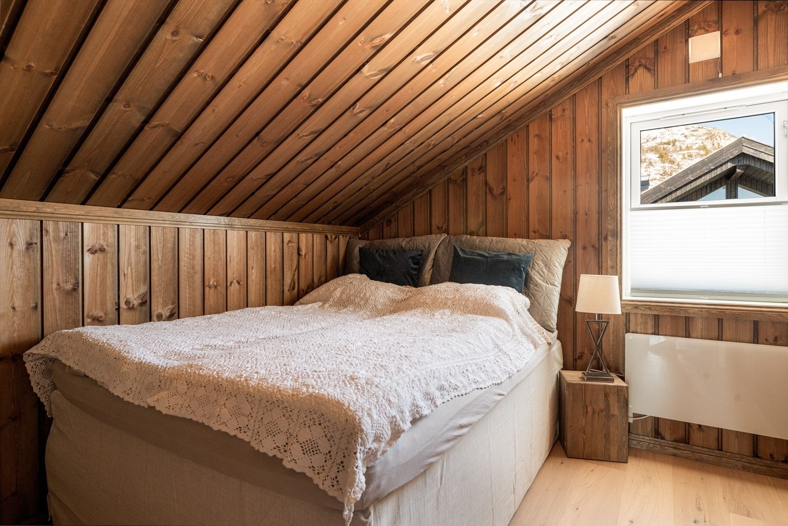 Det er to gode soverom i 2.etg, som begge har plass til dobbeltseng. Galleribilde