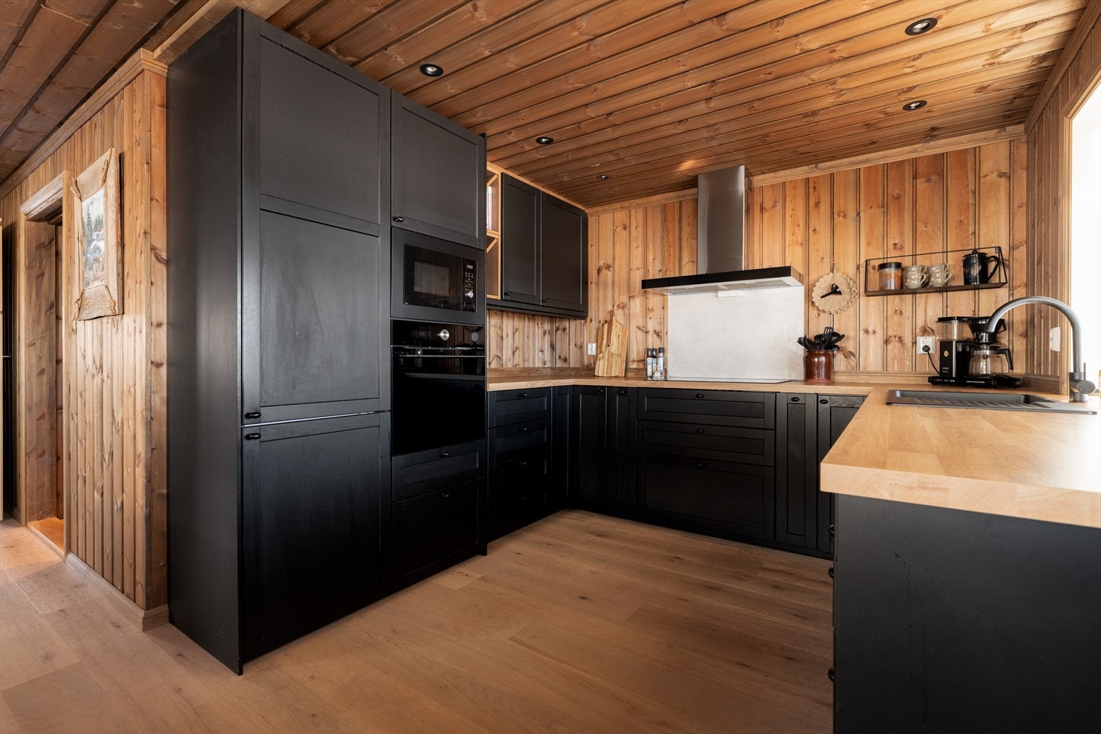 Romslig og moderne kjøkken med integrerte hvitevarer, godt med skap- og skuffplass og meget praktiske løsninger. Galleribilde