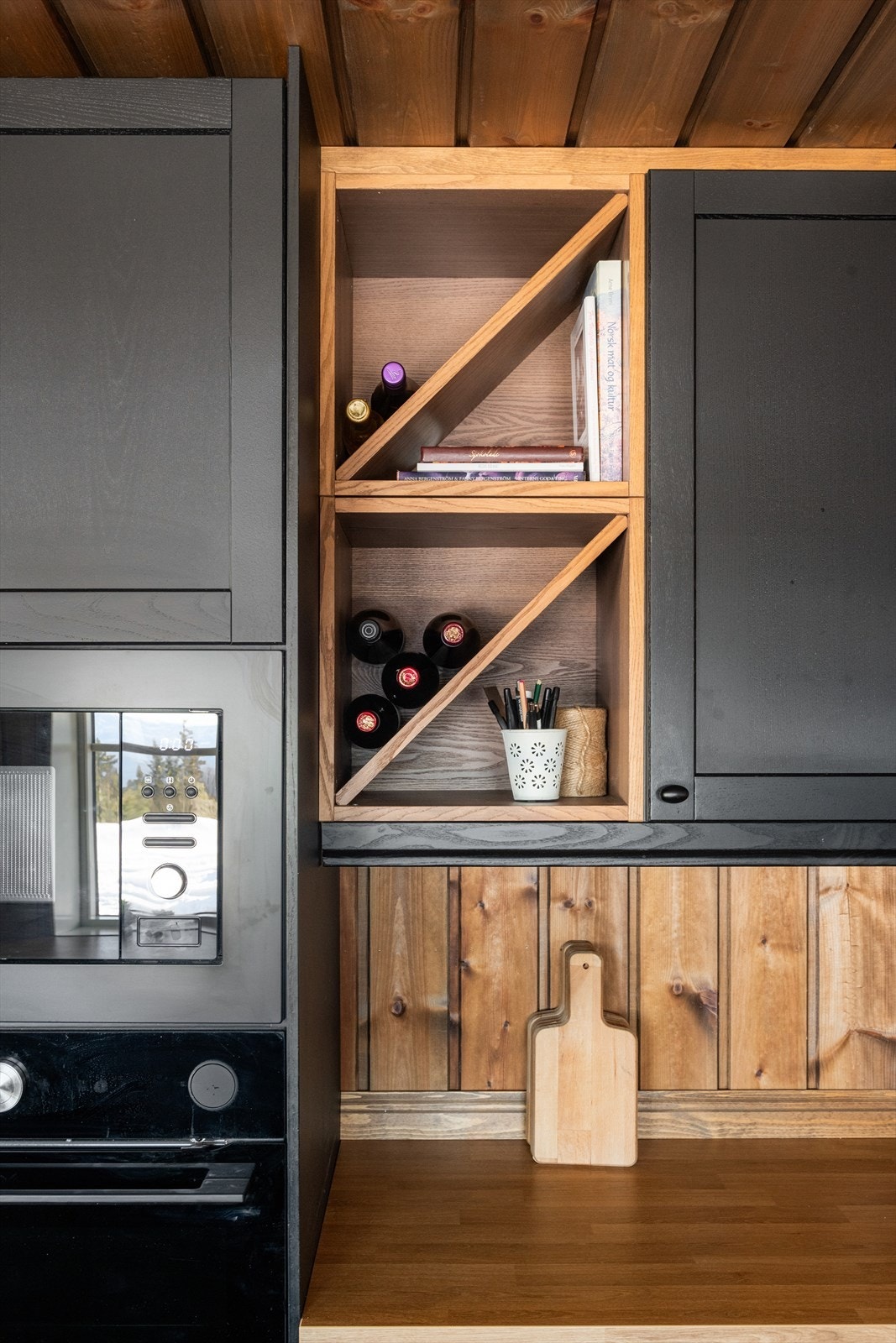 Kjøkkenet har innredning med mørke fronter og benkeplaten er av heltre med gode arbeidsflater. Galleribilde