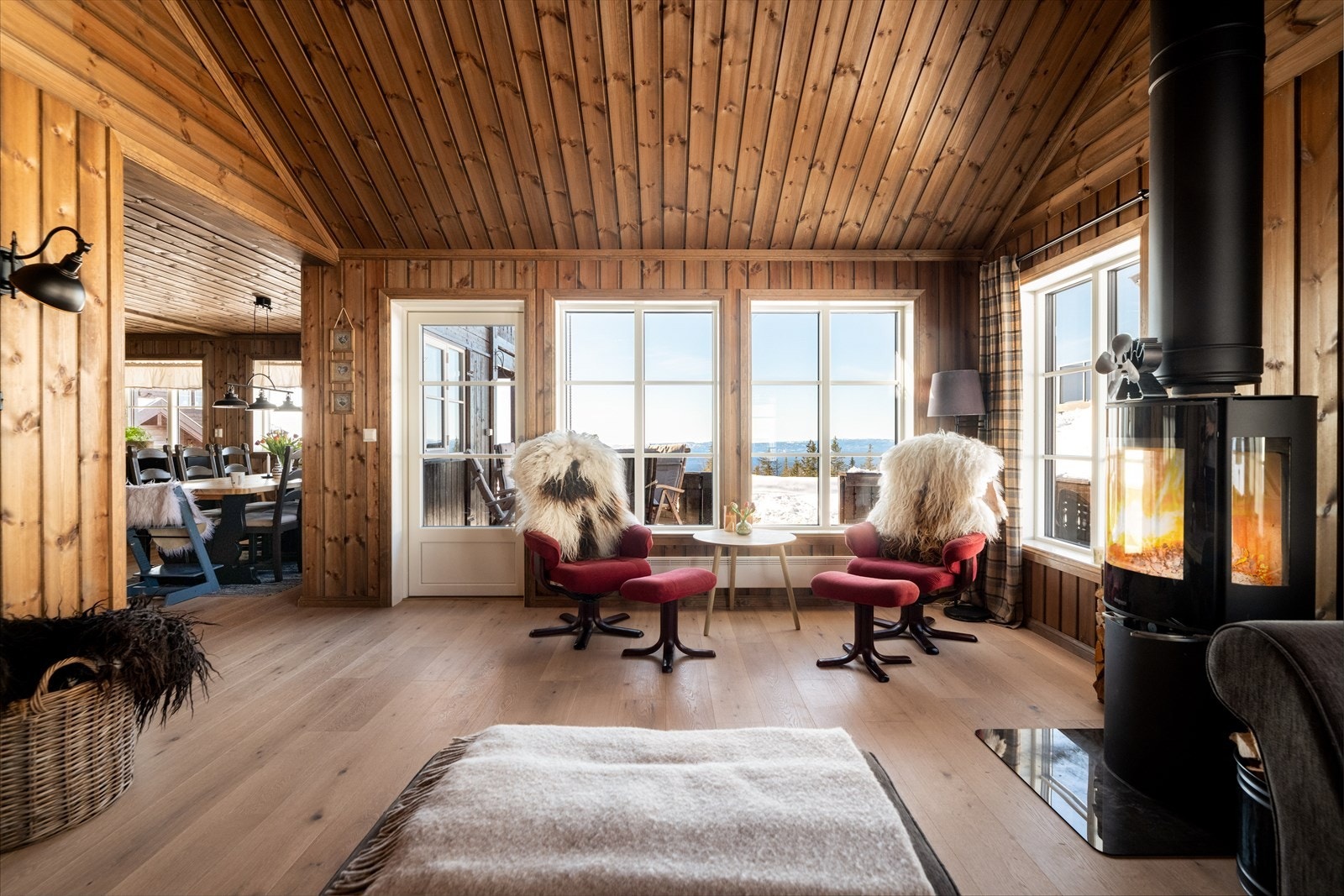 Hytta fremstår med en moderne og god hyttestandard, og praktiske romløsninger i to flotte etasjer. Det er 3 soverom og 2 bad i hytta, så her er det plass til hele familien! Galleribilde