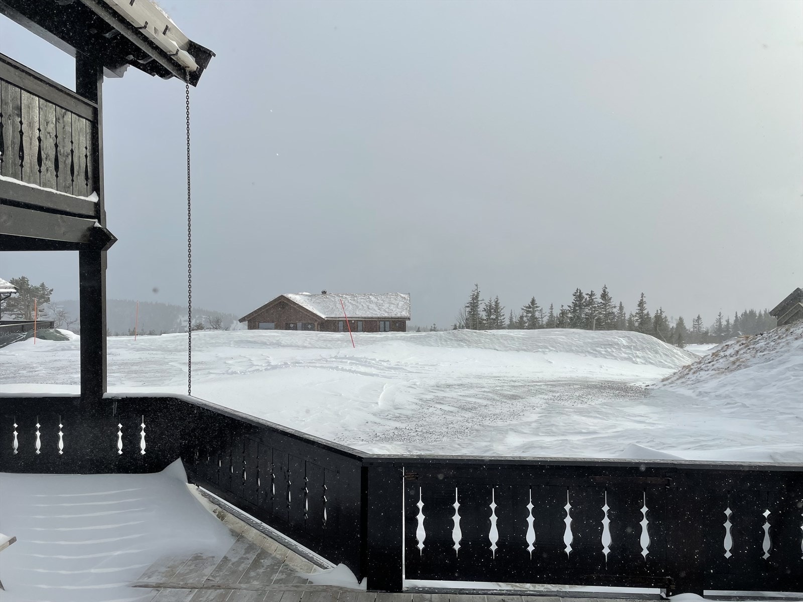 Lifjell har et flott, variert og egenartet turområde med fine rekreasjonsmuligheter, sommer som vinter. Sommerstid byr området på fantastiske turmuligheter til fots, både med og uten fiskestang. Galleribilde