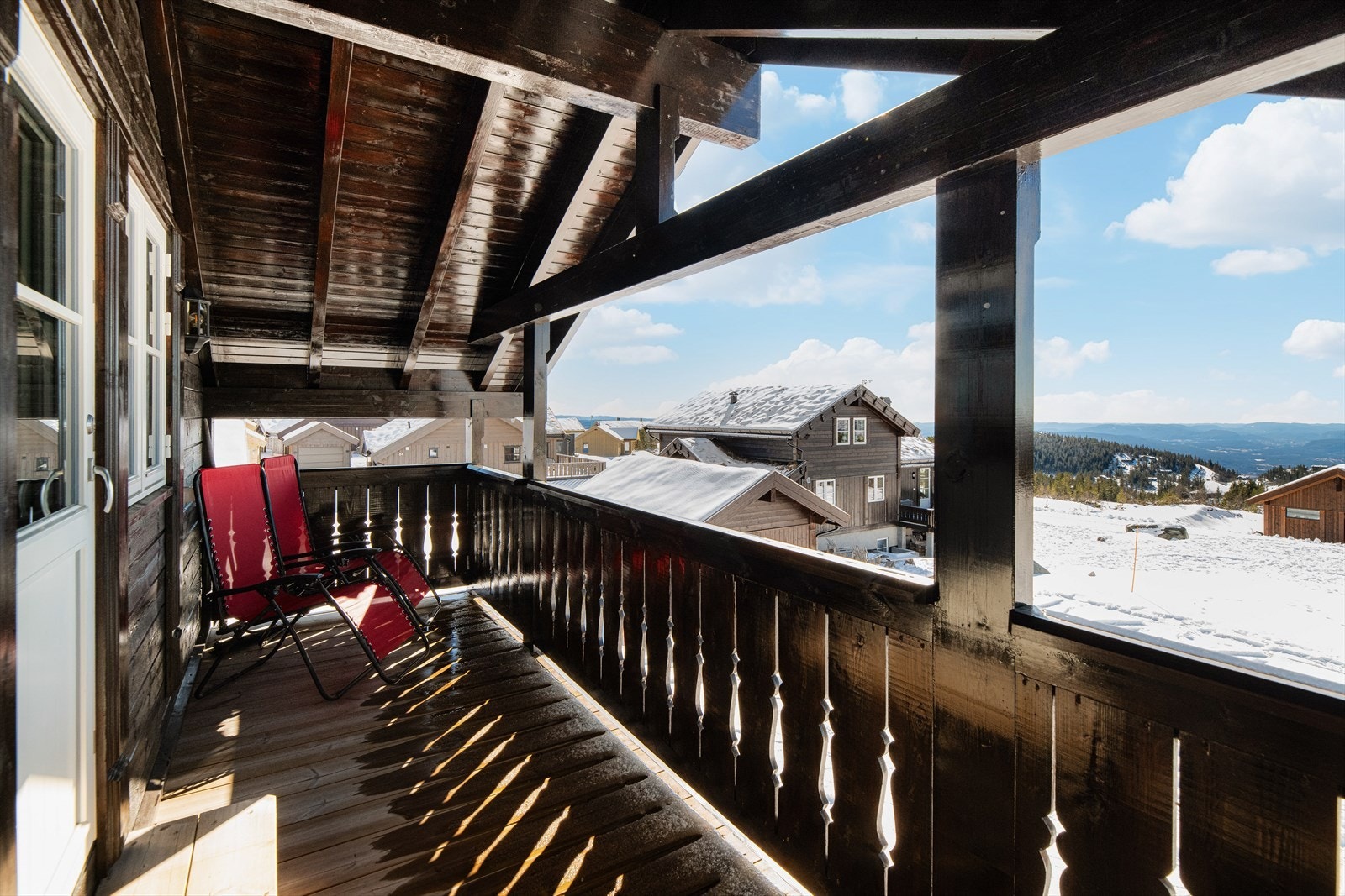 Fra stuen er det utgang til en overbygget veranda med nydelig utsikt. Galleribilde