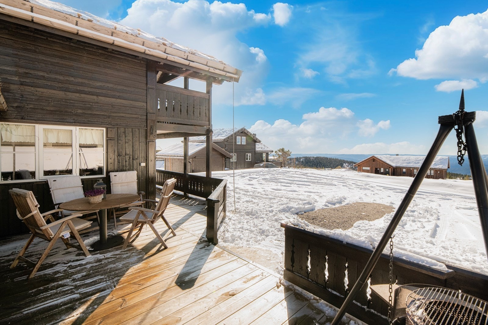 Innholdsrik og nyere hytte med solrik beliggenhet og fin utsikt. 3 soverom. 2 bad. Rett ved langrenns- og slalåm løyper. Galleribilde