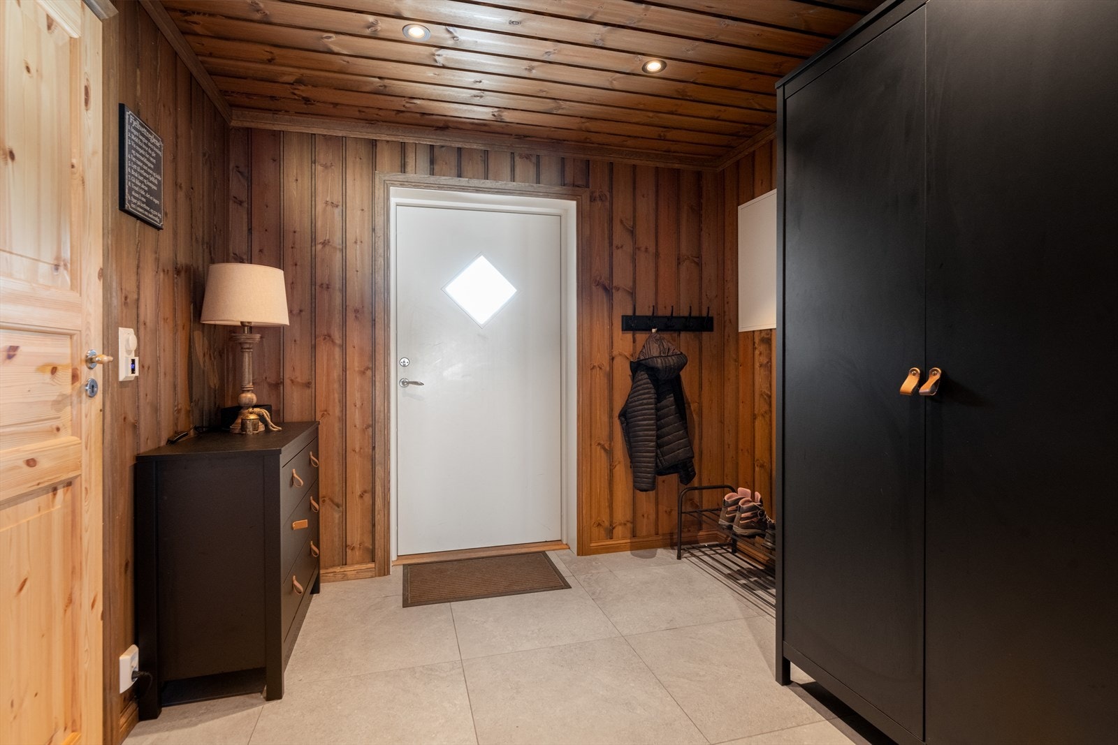 Koselig entre med lun varme i gulv. Her er det god plass for sko og yttertøy. Galleribilde