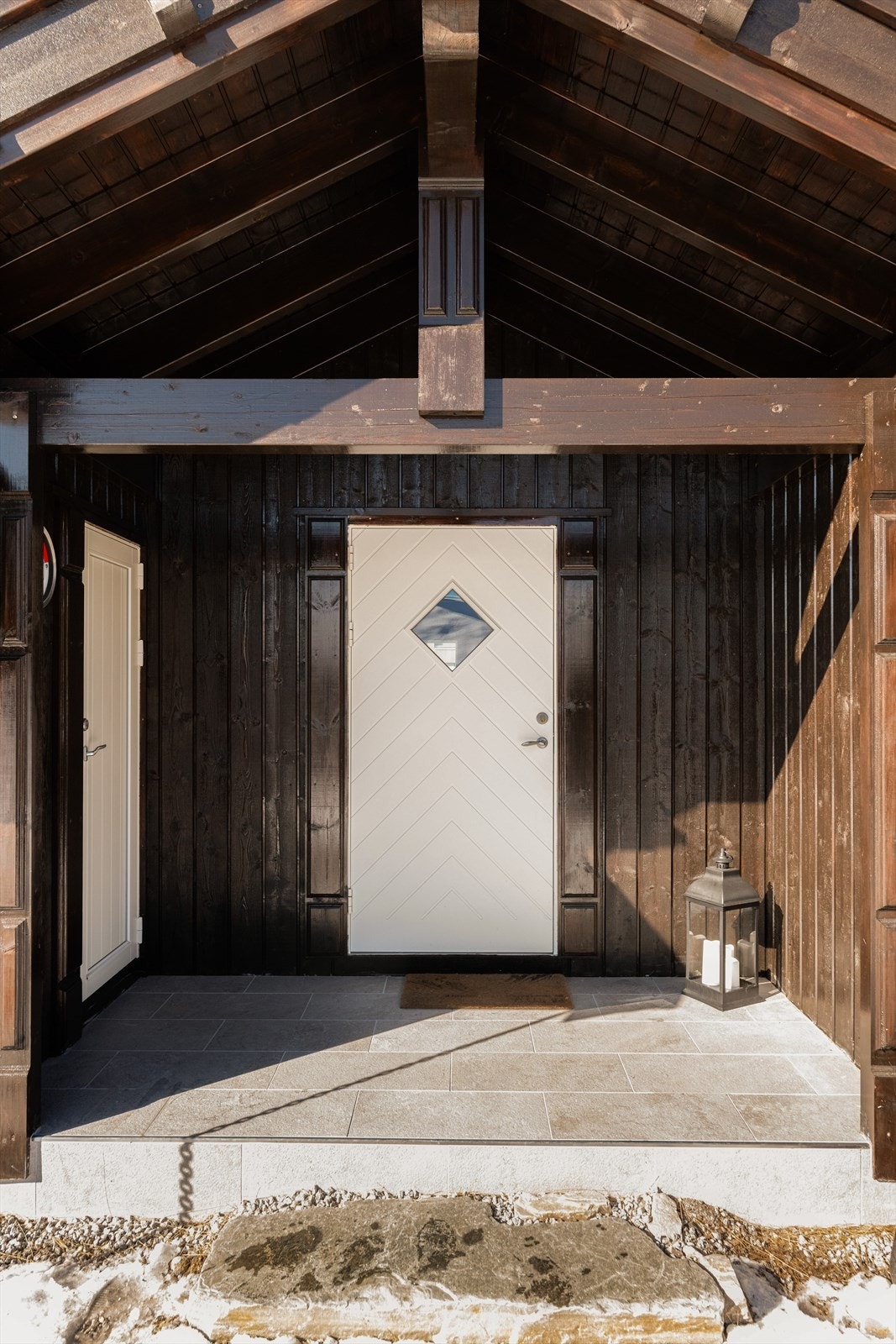 Hytta ligger solrikt og fint til ca. 805 m.o.h. i et attraktivt og hyggelig hyttefelt på Lifjell like ved alpinbakke og langrennsløyper. Galleribilde