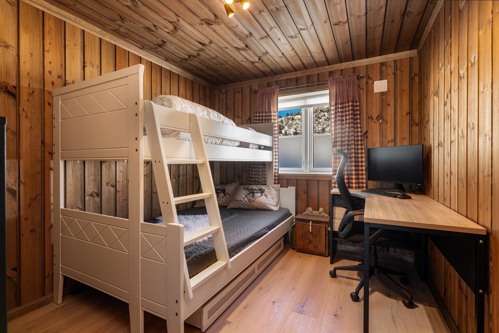 Det er et pent soverom i 1.etg. Galleribilde