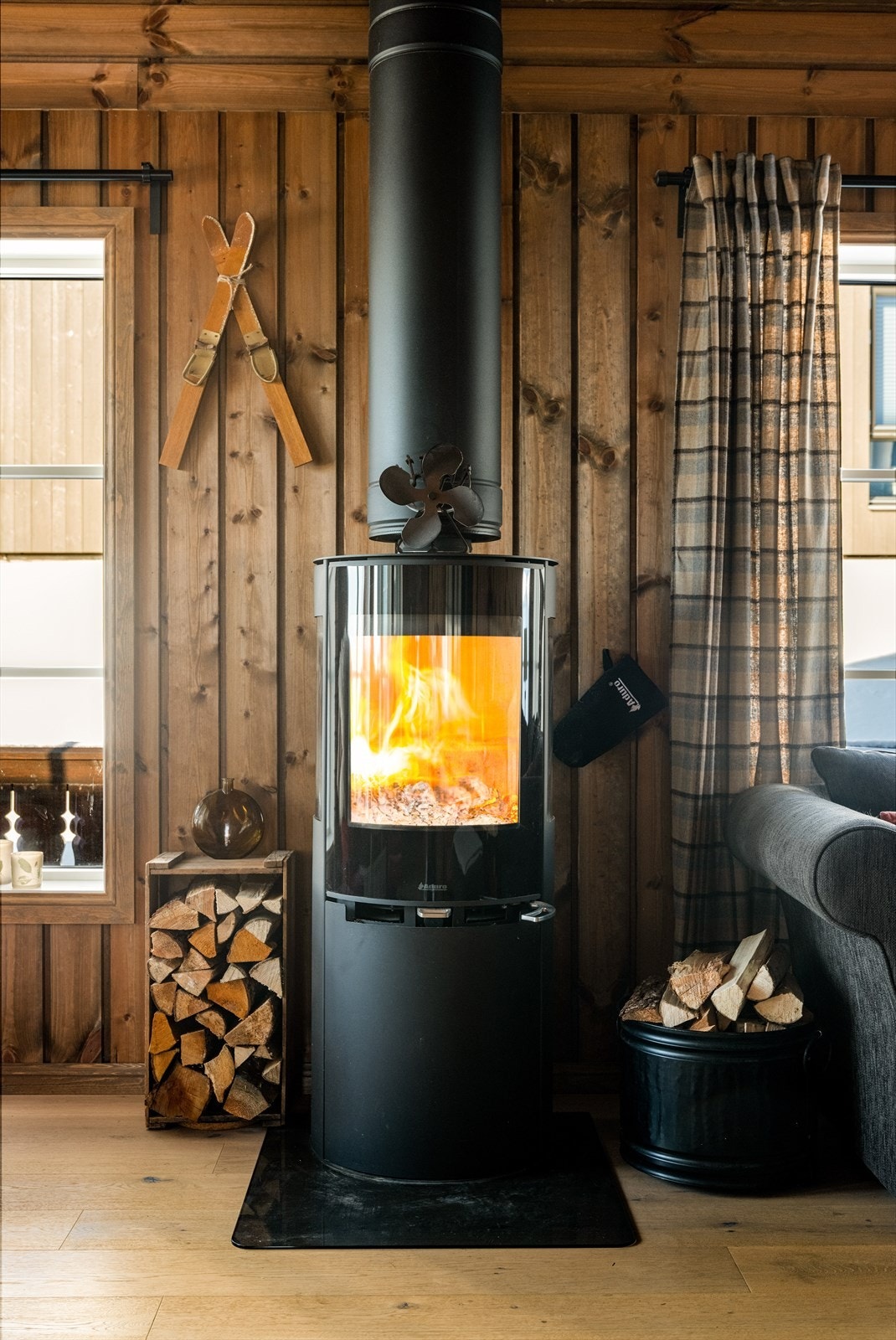 Ovnen har glass i dør noe som gir et koselig innsyn til flammene. Galleribilde