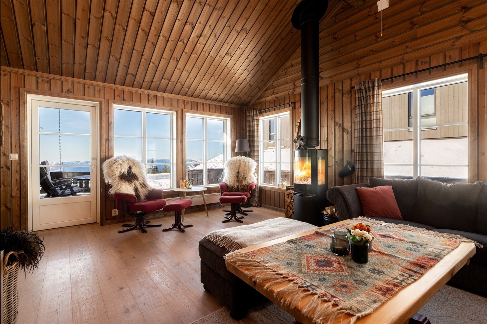 Her kan du senke skuldrene og nyte hyttelivet med fine turområder og skimuligheter like ved hytta. Galleribilde