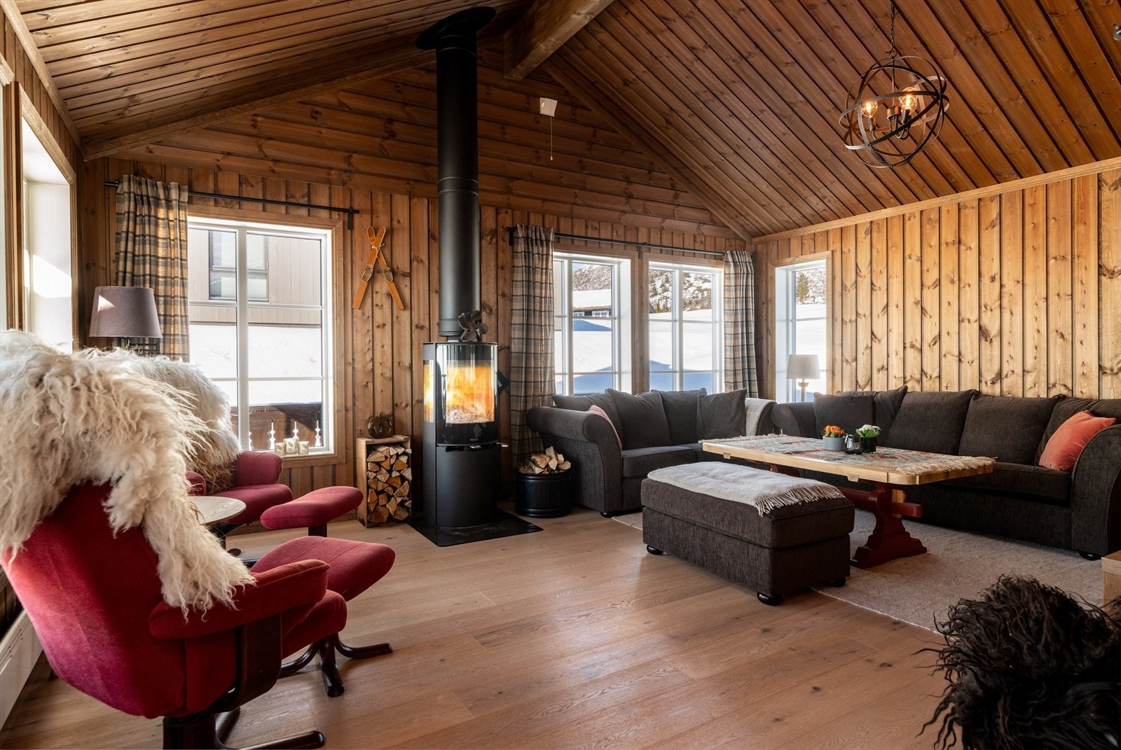Hytta har en lun og koselig to-delt stue med vedovn for lun varme på kaldere dager. Galleribilde