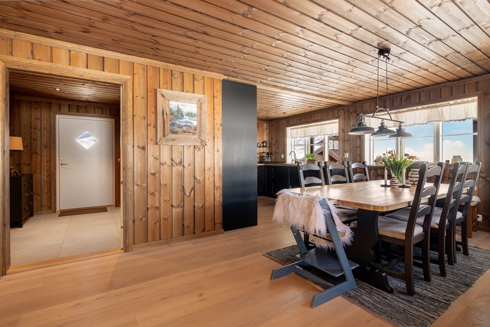 Spisestuedelen har god plass til spisebord, og det er åpen kjøkkenløsning. Galleribilde