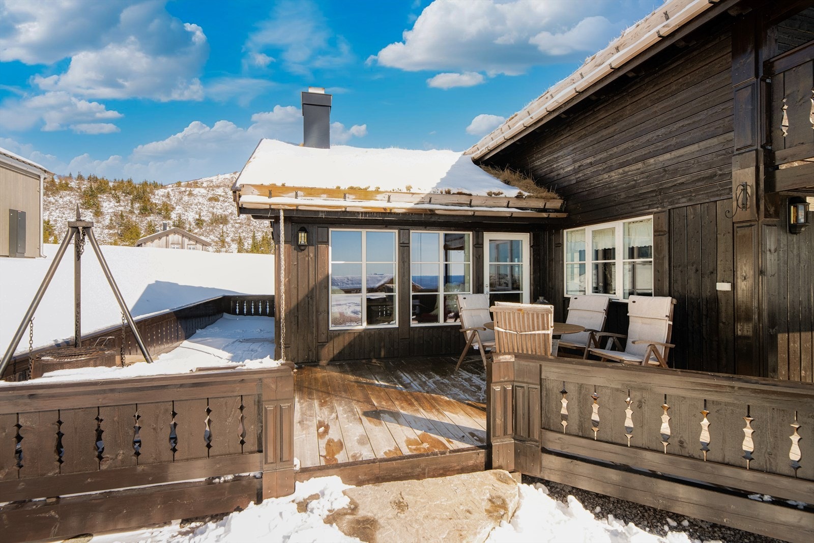 Ut fra stuen er det en stor og solrik terrasse med god plass for utemøblement og grill. Galleribilde