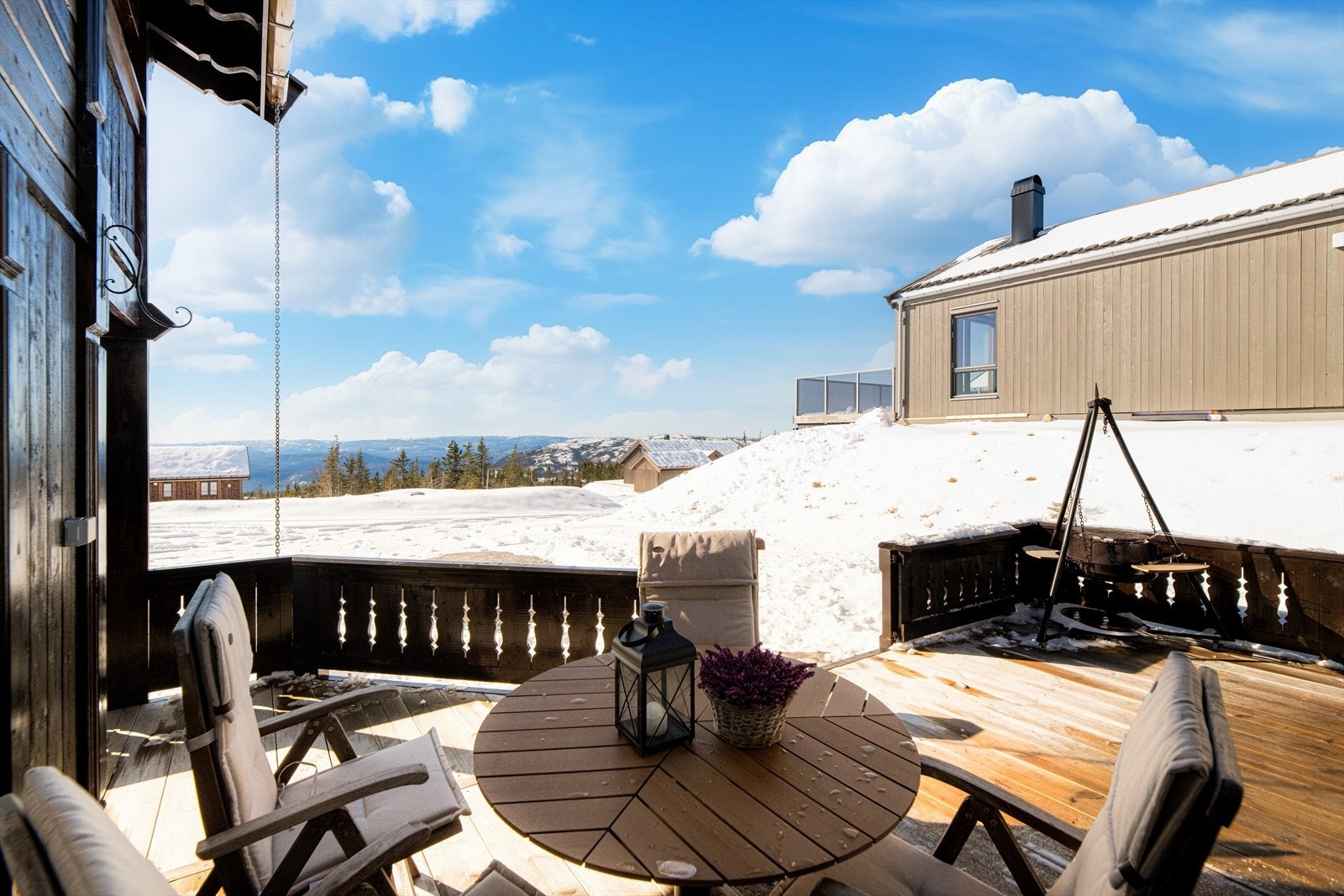 Terrassen er delvis overbygget, og det er utgang til gårdsplassen. Et nydelig sted å nyte solen i fred og ro.. Galleribilde