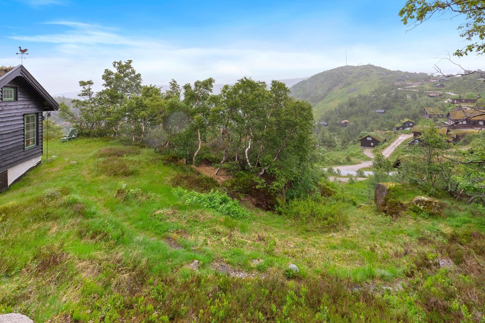 Tomten ligger til høyre i bilde med fin utsikt mot alpinbakken og hytteområdet rundt Galleribilde