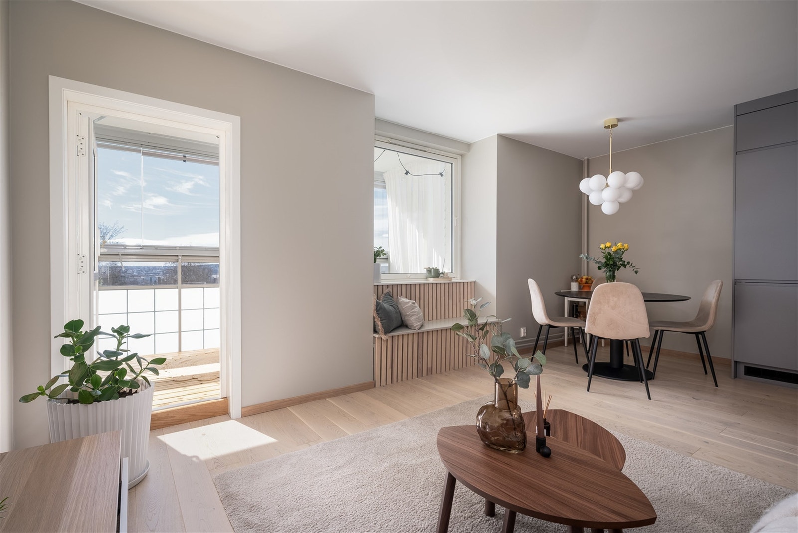 Hele leiligheten ble i 2023 strippet ned og bygd opp igjen, med fokus på kvalitet og tidløst design. Galleribilde