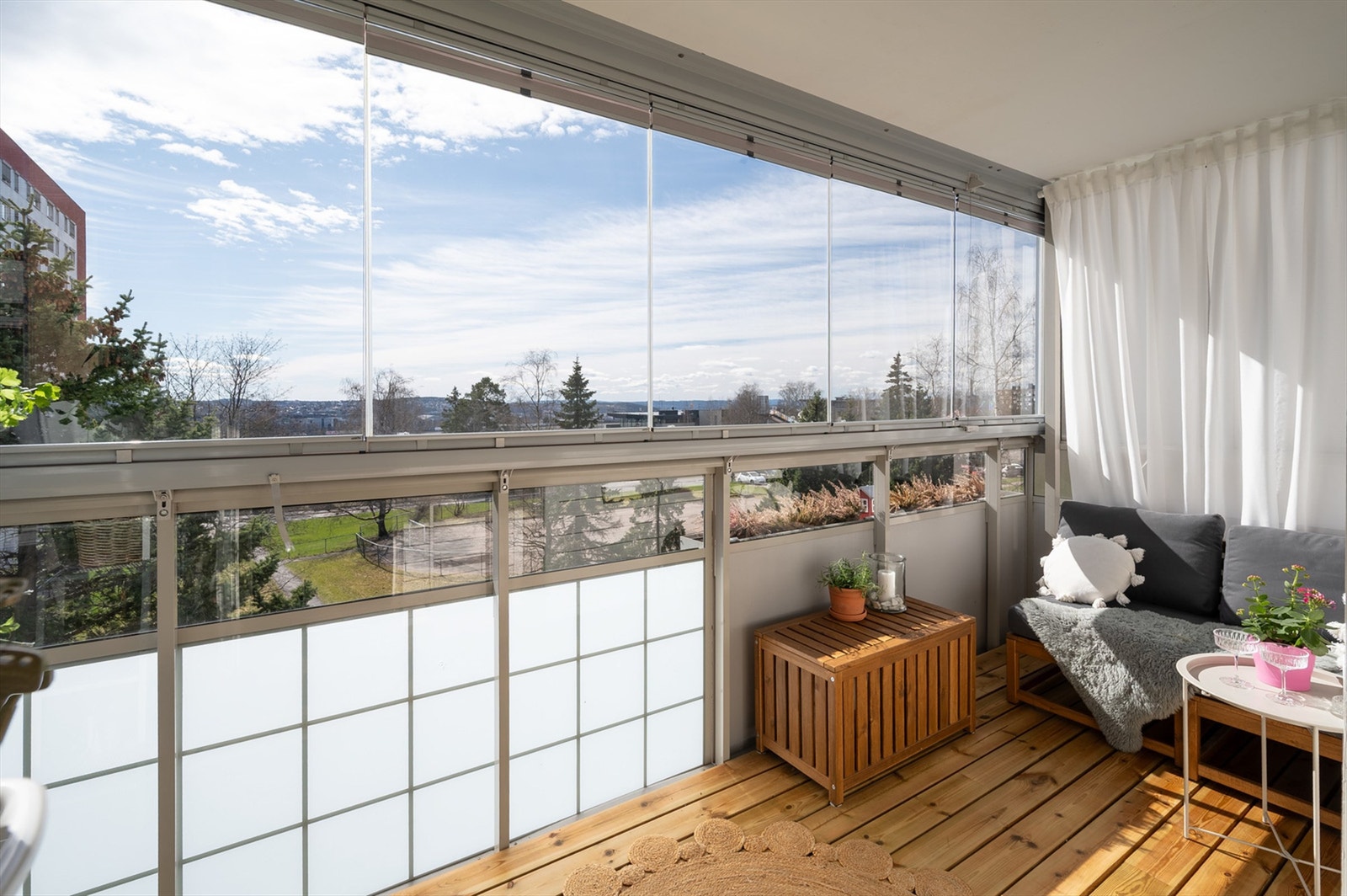 Stor balkong på 9 kvm. På balkongen ble det etablert et ekstra strømuttak, samt bygget ny terrasse i impregnert treverk. Galleribilde