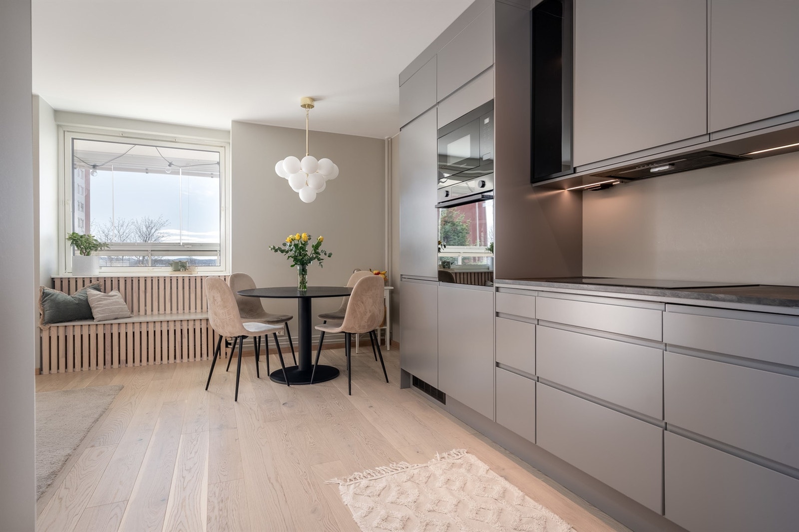 Gulvene er fjernet helt ned til betongen, hvor det deretter er lagt avrettingsmasse og en vakker en-stavs eikeparkett som gir et eksklusivt preg. Veggene er helsparklet og malt i delikate fargetoner. Galleribilde