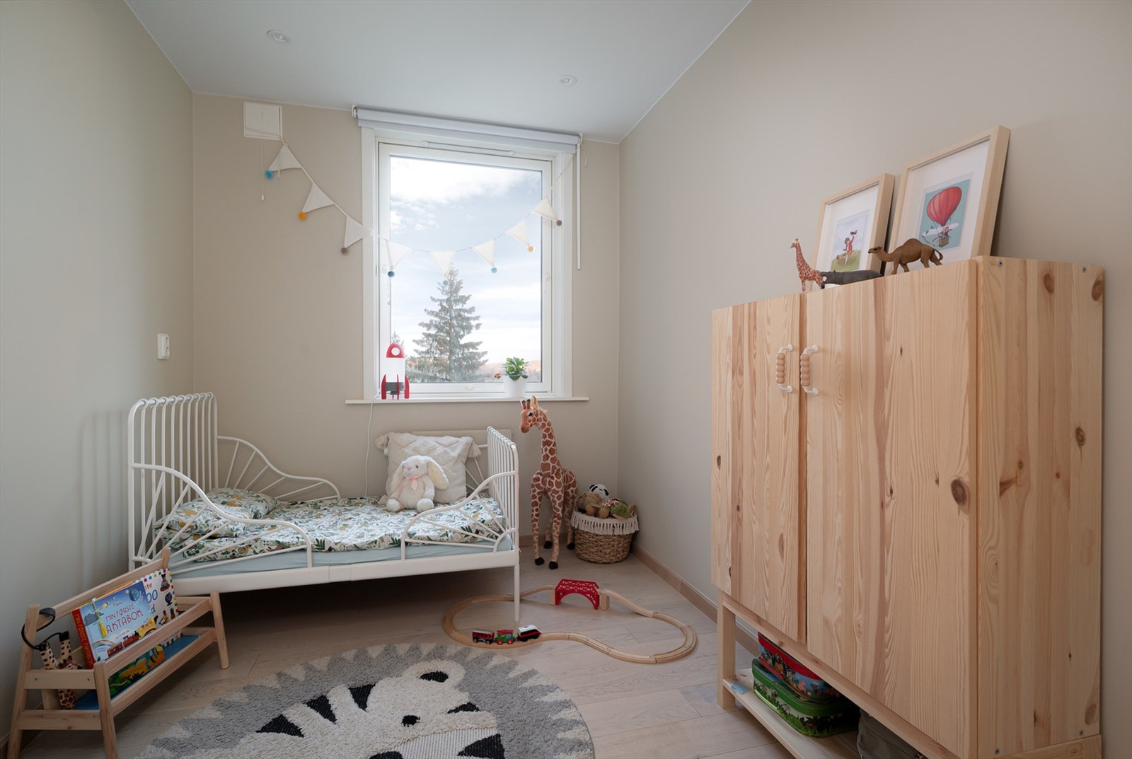 Det andre soverommet har en fin størrelse og egner seg godt som barnerom, gjesterom eller kontor - avhengig av behov. Galleribilde