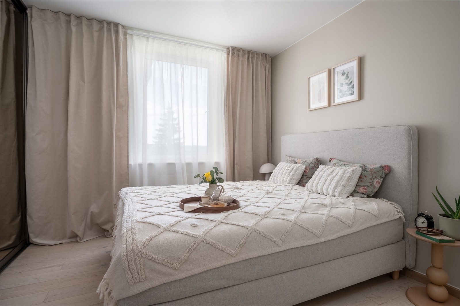 Hovedsoverommet har god plass til dobbeltseng og nattbord. Galleribilde