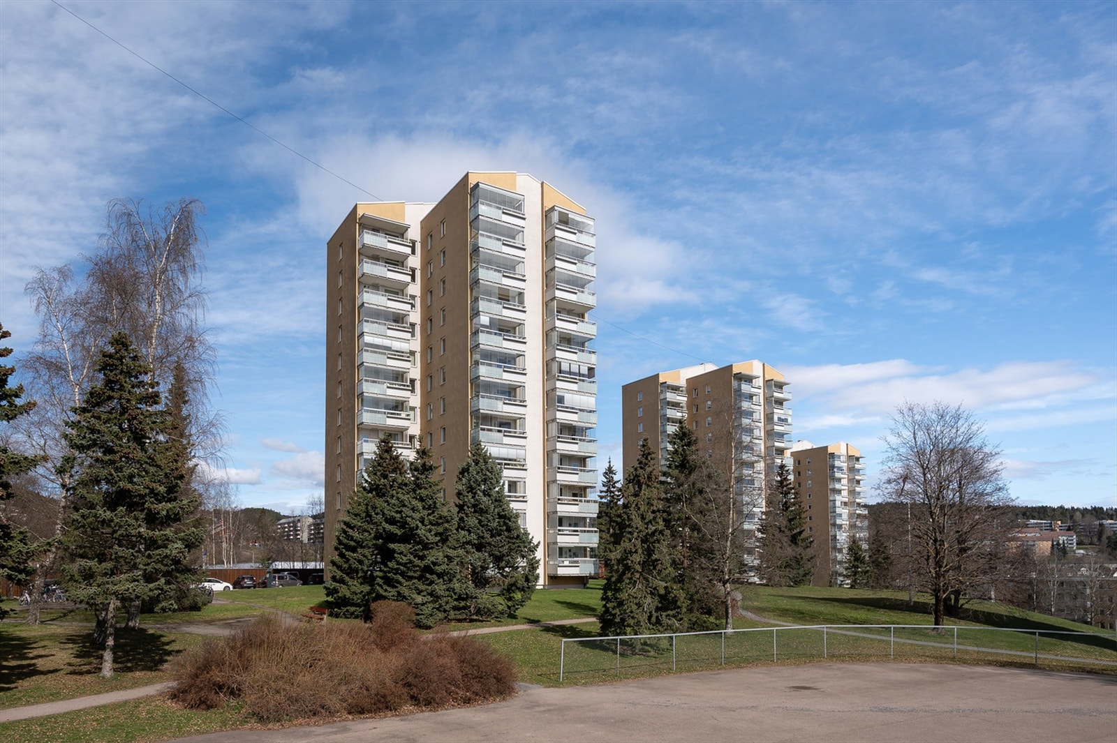 Leiligheten er tilknyttet Bjerke Borettslag. Borettslaget består av 303 leiligheter. Galleribilde