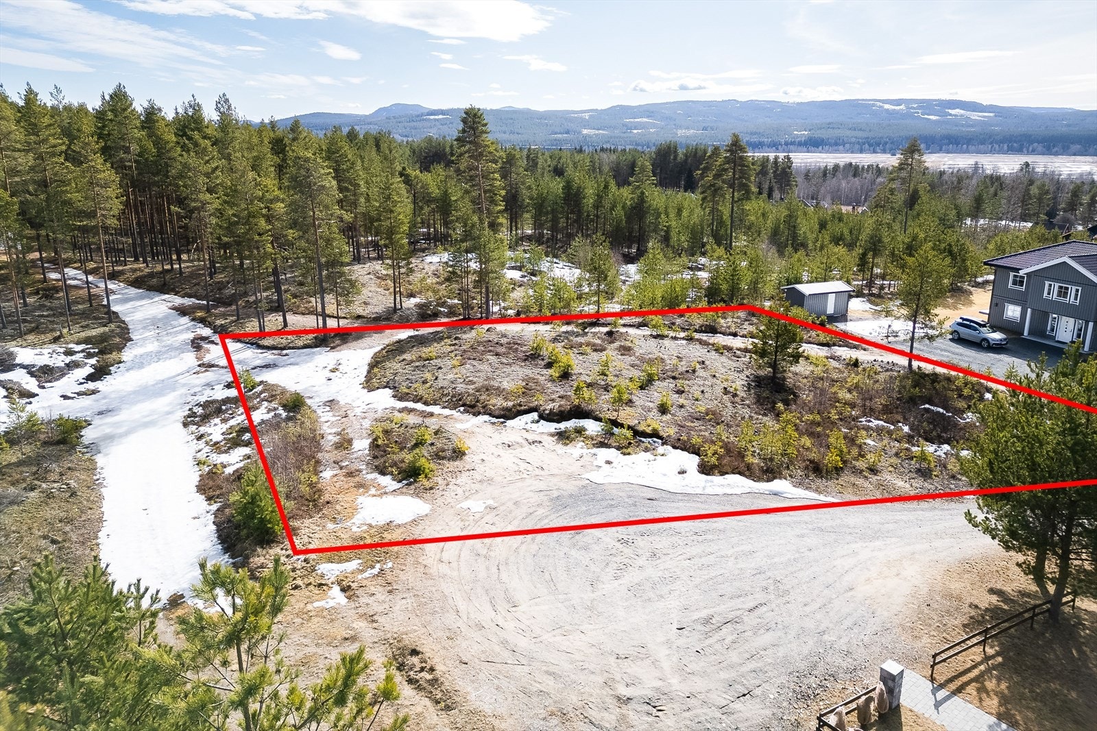 På jakt etter en romslig og selveid boligtomt med flott utsyn og mulighet for å bygge drømmeboligen? Her kan vi presentere en idyllisk, romslig og høyt beliggende boligtomt uten byggeklausul i flotte Heradsbygd, kun ca. 1 mil fra Elverum sentrum. Galleribilde