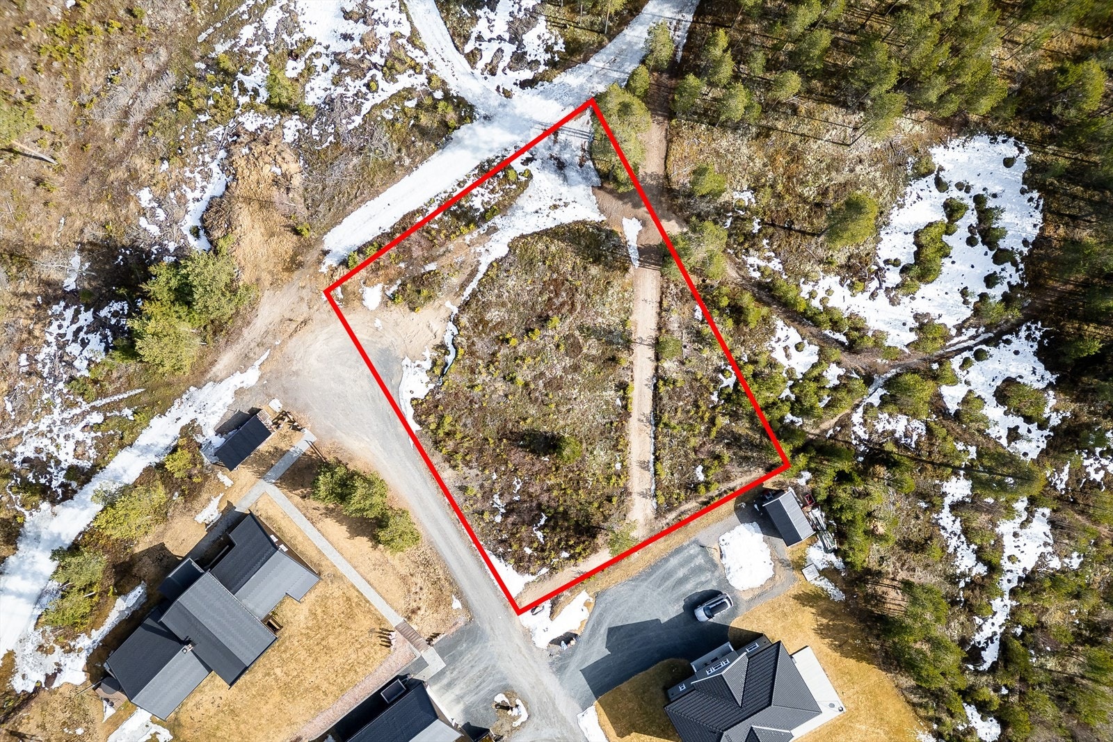 Beliggenhet øverst i feltet, skogen som nærmeste nabo og en kort kjøretur til sentrumsfasiliteter er noe av det som denne tomten kan by på. Galleribilde