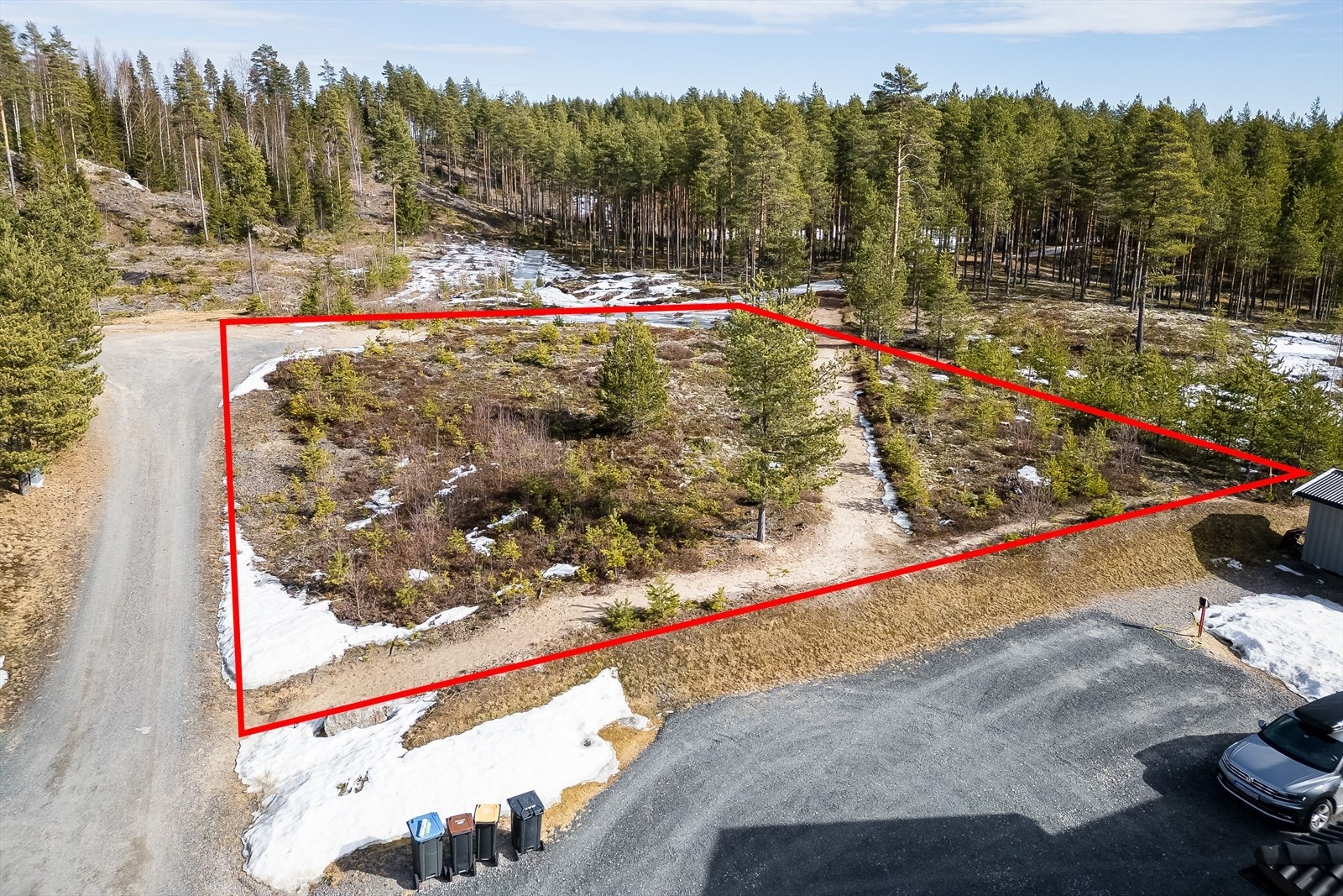 Skiløypa og turstiene starter rett ved tomtegrensa, slik at du lett kan nyte de flotte mulighetene nærområdet har å by på året rundt. Galleribilde