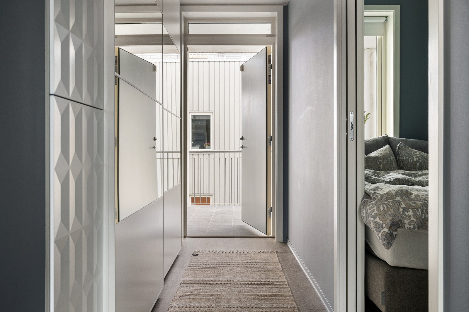 Du blir møtt av en innbydende entré med gode oppbevaringsmuligheter i en romslig skyvedørsgarderobe og høyskap. Galleribilde
