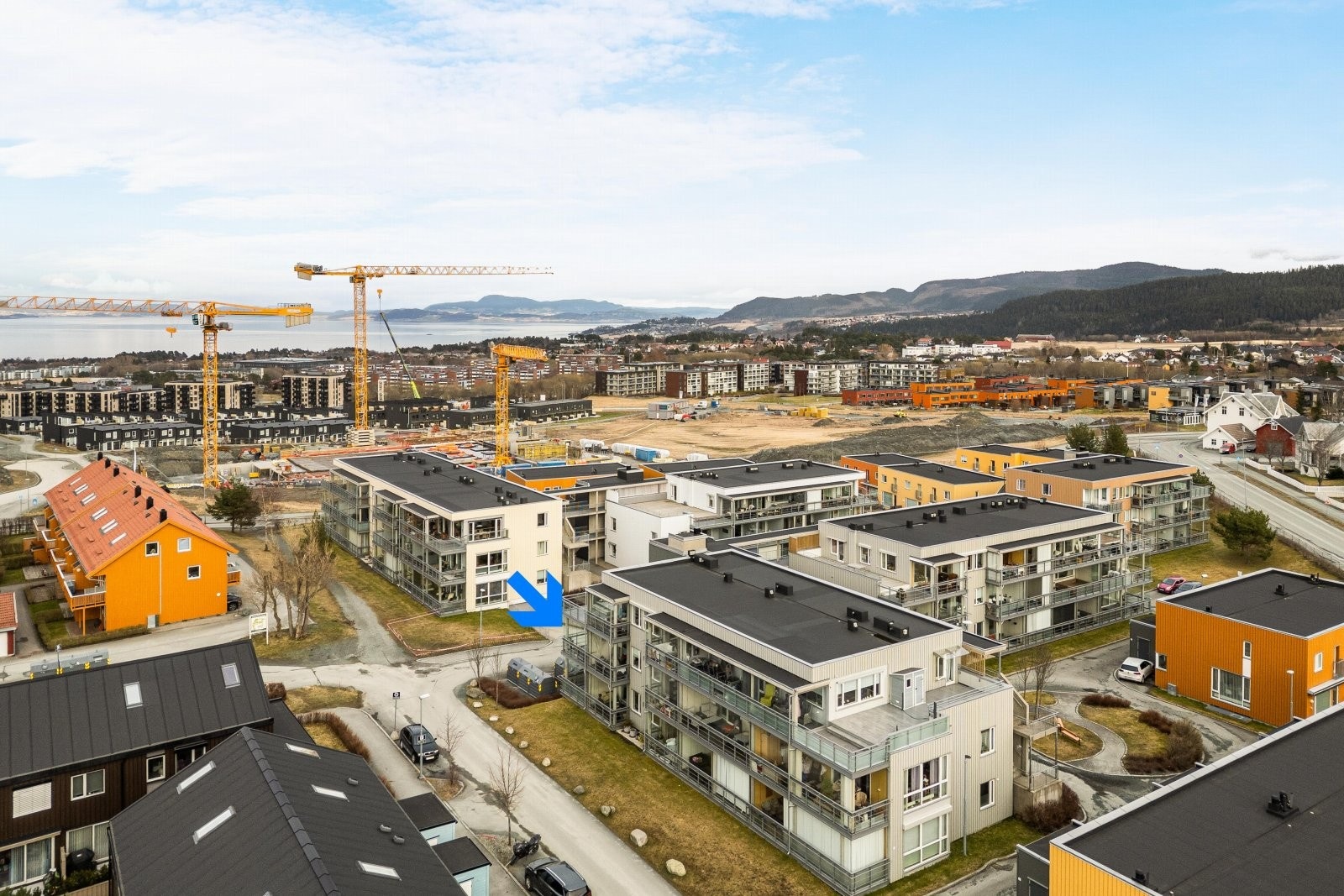 Leiligheten ligger fint til i 2. etasje på det nordvestre hjørnet av bygget. Galleribilde